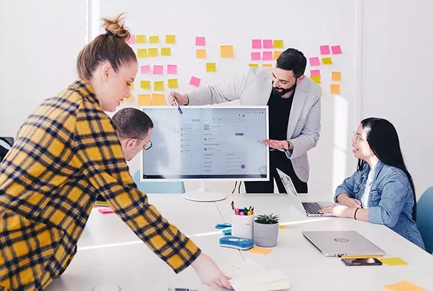 Team præsenterer en digital vagtplan for frivillige på en skærm